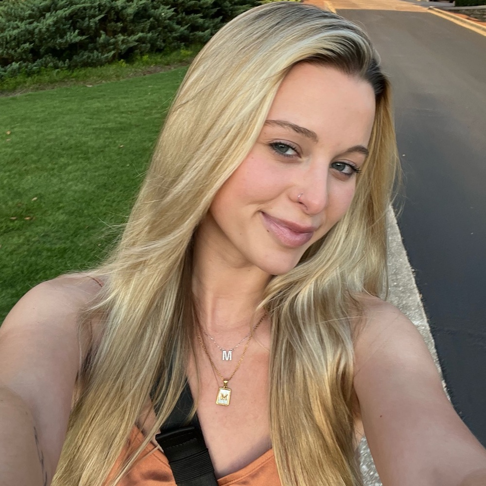Hi! I love fashion & browsing Poshmark 🛍️🛒👒